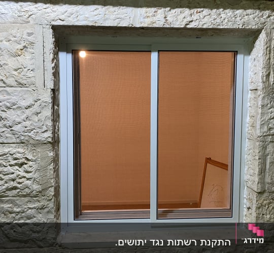 מסגרת חלון אלומיניום עם זכוכית שקופה